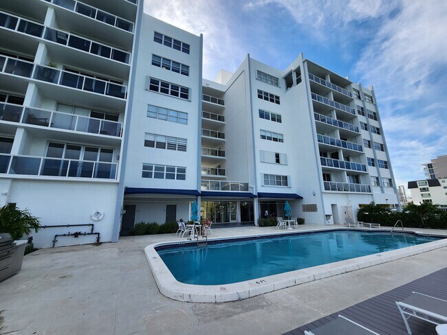 Photo - 9381 E Bay Harbor Dr Unidad # 504 N