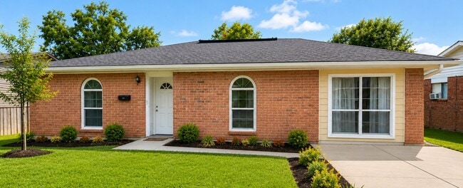 Building Photo - 908 N Clark Ln