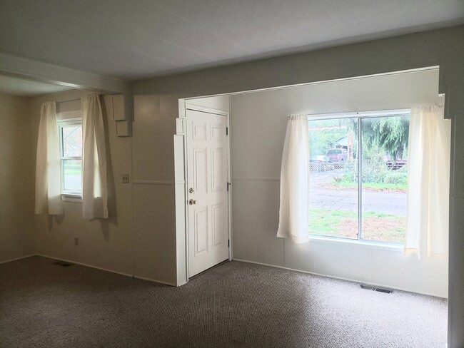 Photo - Charming Cottage in Woodburn with Large Yard!