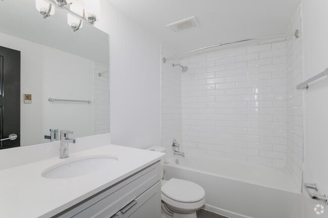 2BR, 1BA - 935SF - Bathroom