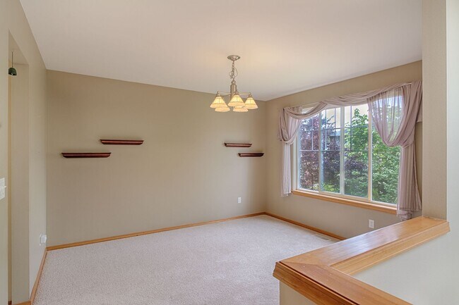 Photo - Large 5 Bed SPLIT-LEVEL Kenmore Home!