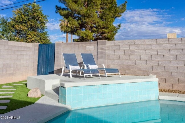 Photo - 423 N 73rd Pl