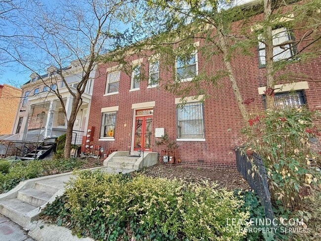 Building Photo - 1239 C St SE Unit #3
