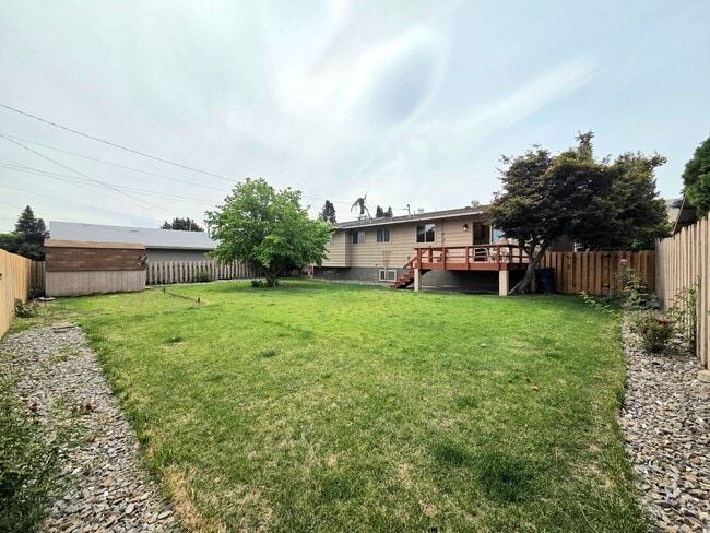 Photo - ** Oversized 4-Bedroom House w/ 2-Car Garage, & Fenced Backyard in a great Wenatchee Neighborhood!
