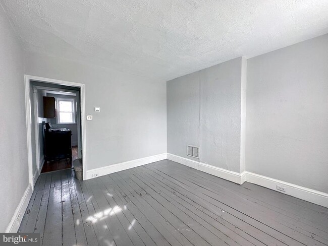 Building Photo - 102 Davis St Rental