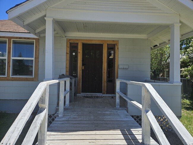 Photo - 502 Garnet St