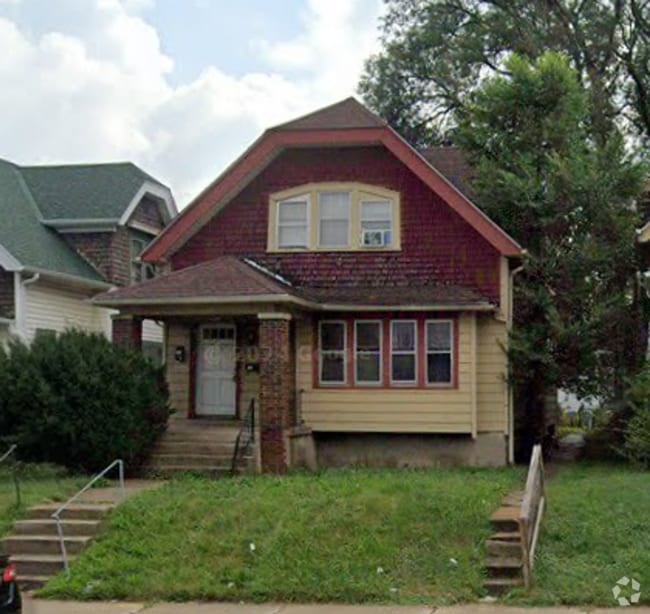 Building Photo - Spacious 2-Bedroom Lower Duplex Rental