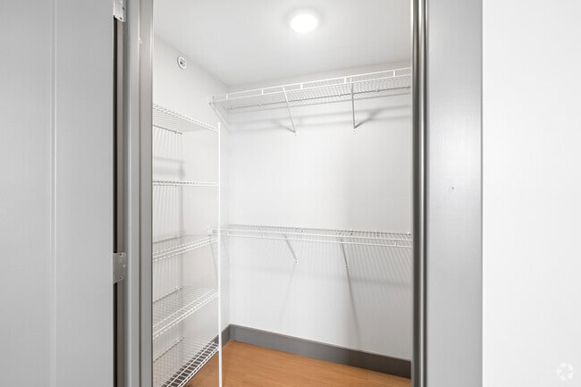 2BR, 2BA - 1,000SF - Closet