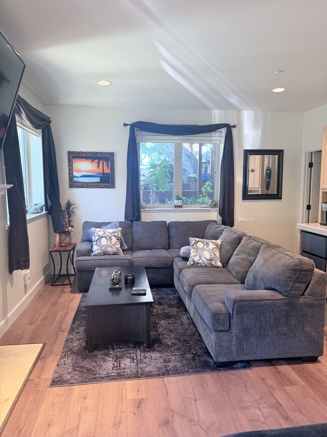 Building Photo - 431 Vista del Mar Dr