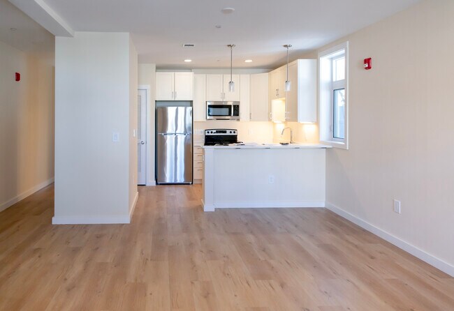 Photo - 102 Westford St