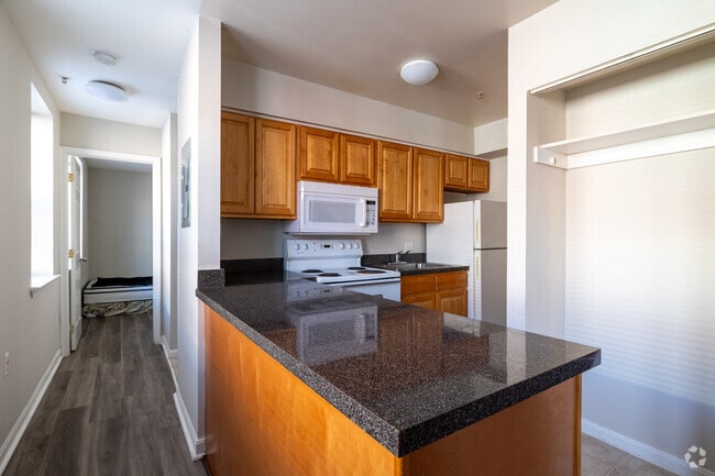 1BD, 1BA 700SF - Parkside Manor