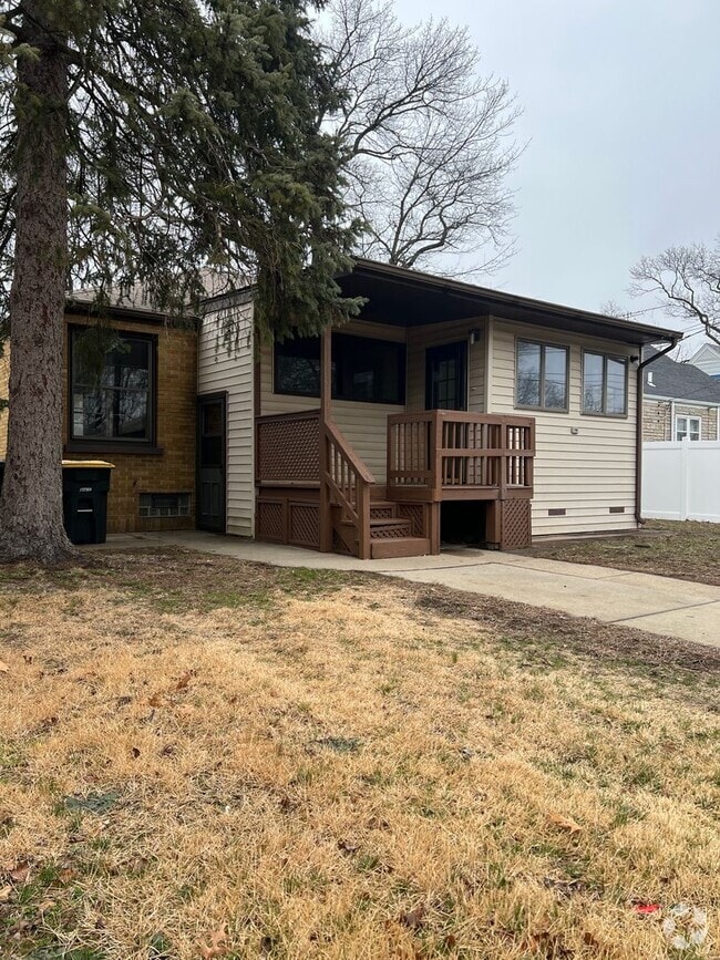 Building Photo - 3 Bedroom 2 Bathroom House in Lansing !!!!...