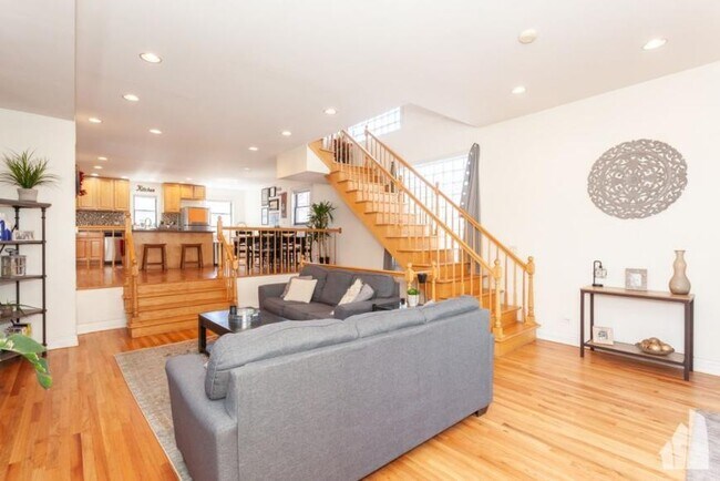 Photo - 4 bedroom in Chicago IL 60657 Unit CH