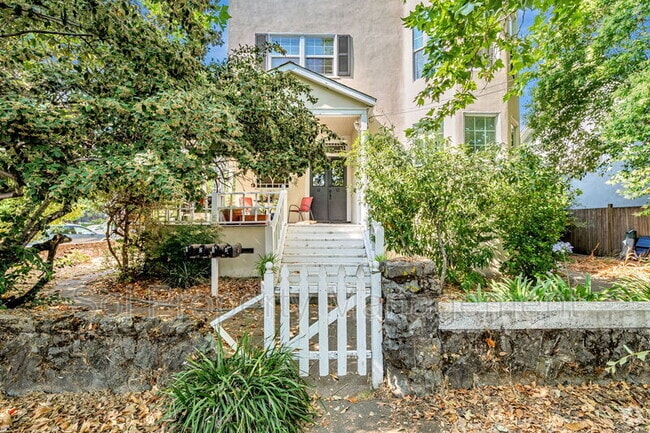 Building Photo - 1722 Fifth Ave Rental