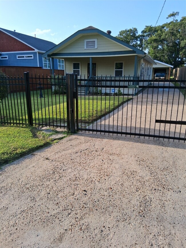 Photo - 7335 Santiago St
