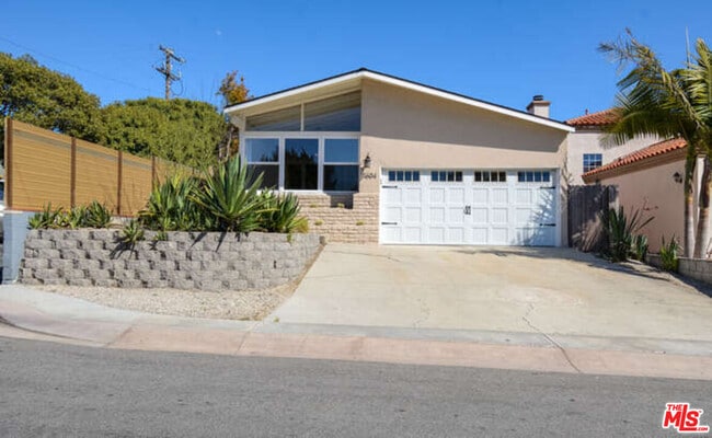 Photo - 1604 Oak Ave
