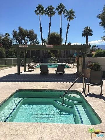 Beautifully Updated 2-Bedroom Townhome in Lakeview Villas!