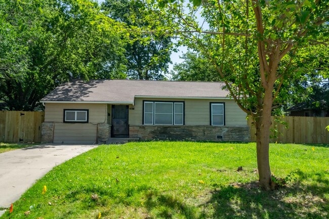 Building Photo - 3 Bed | 1 Bath in Midtown!