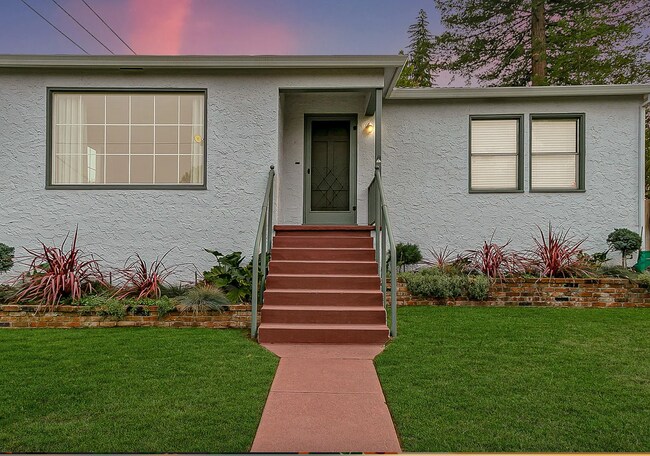 Photo - Furnished 3 Bedroom Downtown Home On Corne...