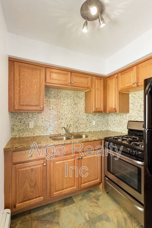 Building Photo - 729 E 16th St