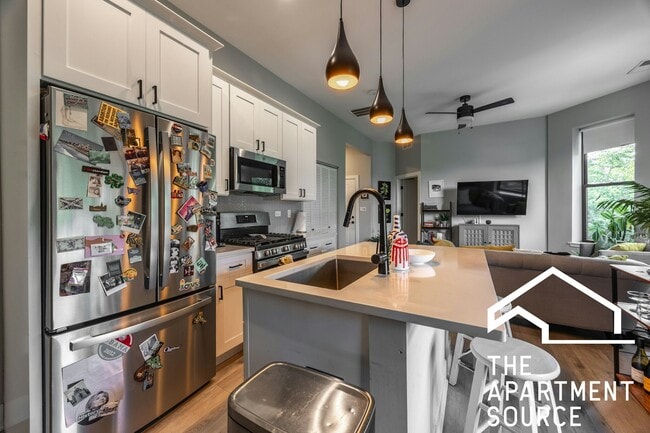 Building Photo - 3611 N Greenview Ave Unit 3F Rental