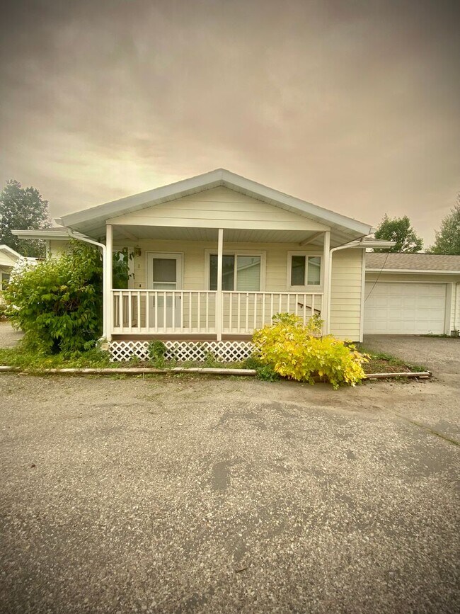 Cute two-bedroom and two-bath house in Bel... - Cute two-bedroom and two-bath house in Bel...