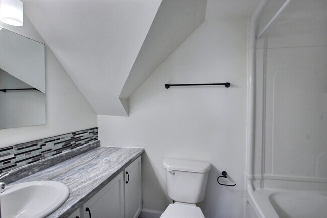 Photo - 153 St. George St Unité c