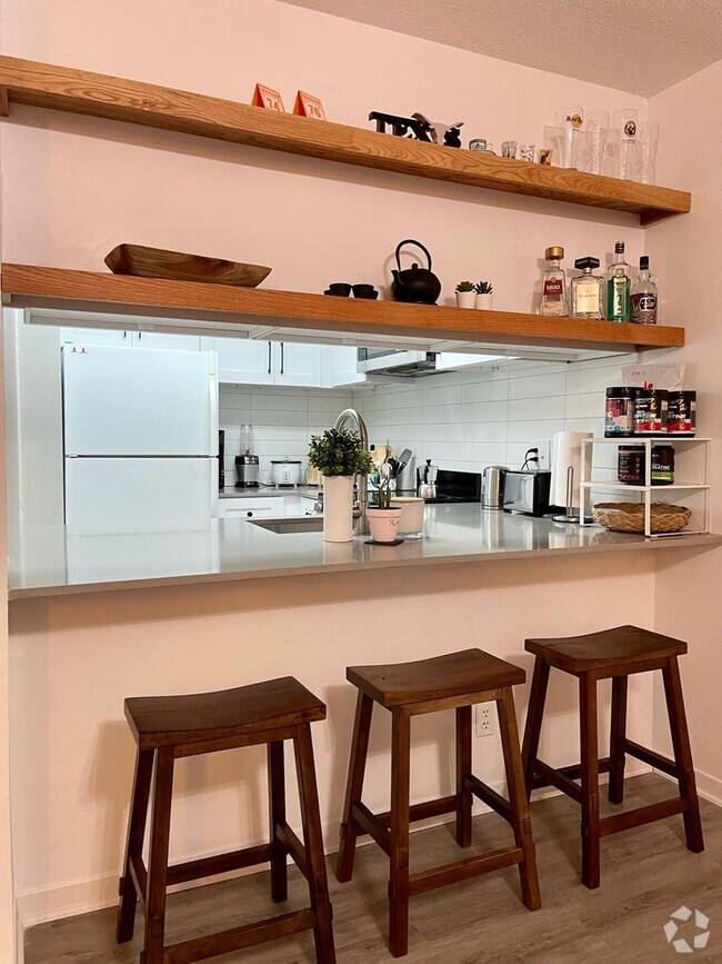Building Photo - Cute West Campus Condo