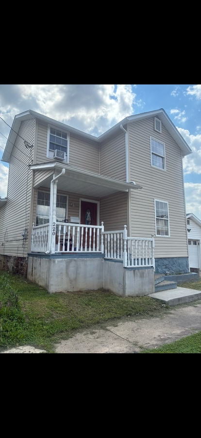 Photo - 220 Oak St