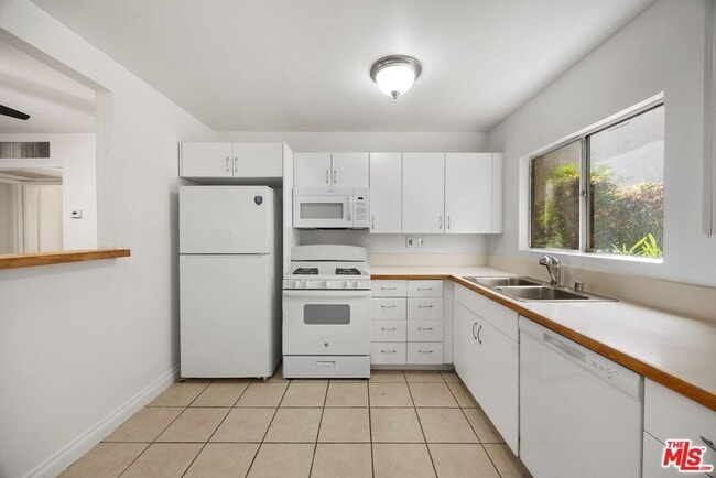 Photo - 18350 Hatteras St Unit 183