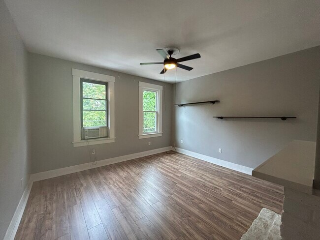 Building Photo - 3049 Riverside Dr Unit 2