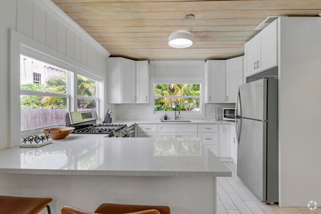 Building Photo - 518 33rd St Rental
