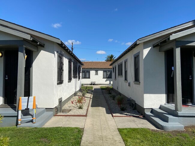 4216 Woodlawn Ave Unidad 4216 Half