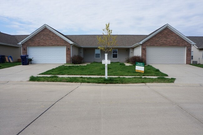 Building Photo - Spacious 2-Bed, 2-Bath Duplex with Attache... Rental