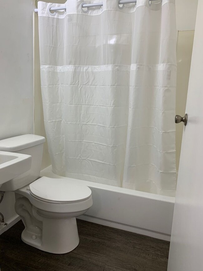 Building Photo - Oakdale - Brick House Unit 3