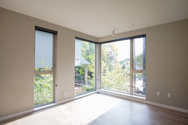 Photo - Fabulous Sellwood 2nd Floor-1 Bdr with Dishwasher & W/D! Unit 202