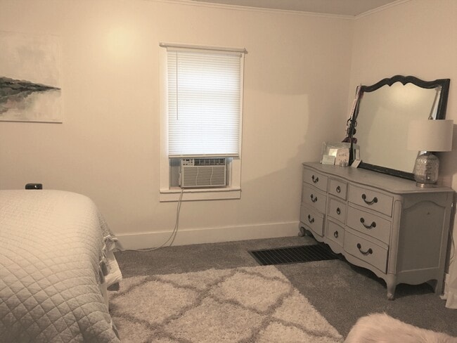 Dormitorio 1 - 801 S Fifth St