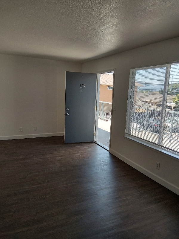 Building Photo - 1155 E Laurel Dr Rental