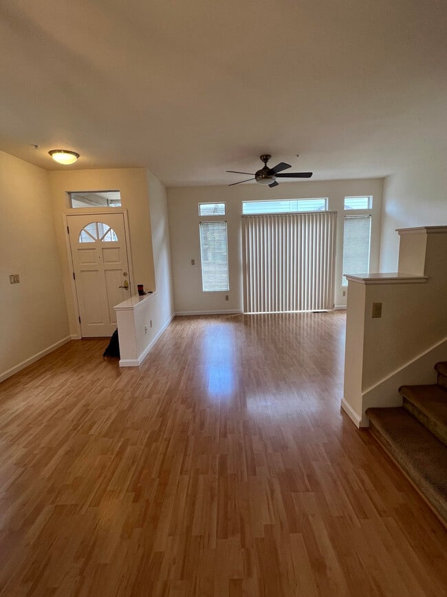 Building Photo - 1159 La Rochelle Terrace Unit A