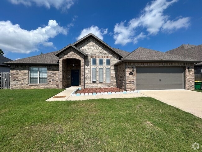 Building Photo - Three bedroom home, ready NOW