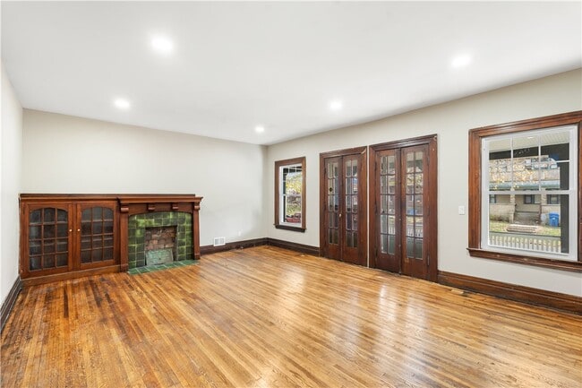 Building Photo - 483 Alexander St