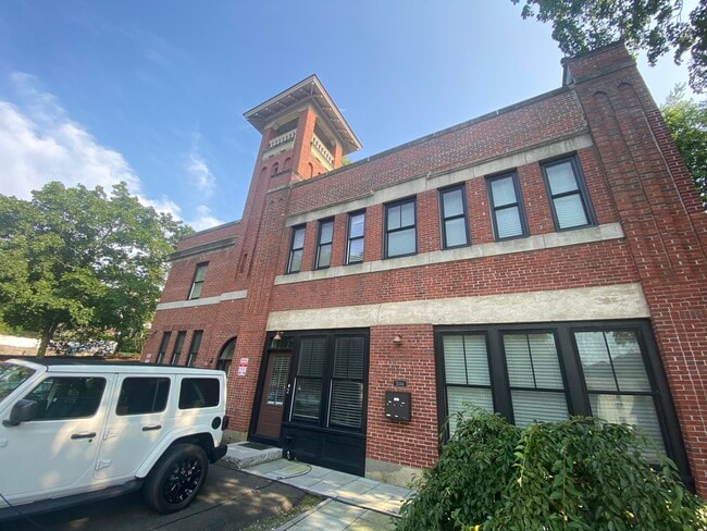 Building Photo - 2044 Beacon St Unit 2