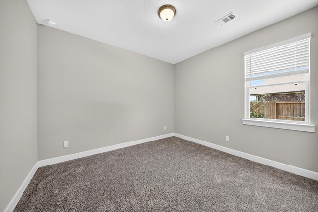 Building Photo - 12360 N Chestnut Hls Dr