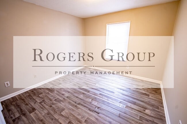 Photo - 322 N Clark St