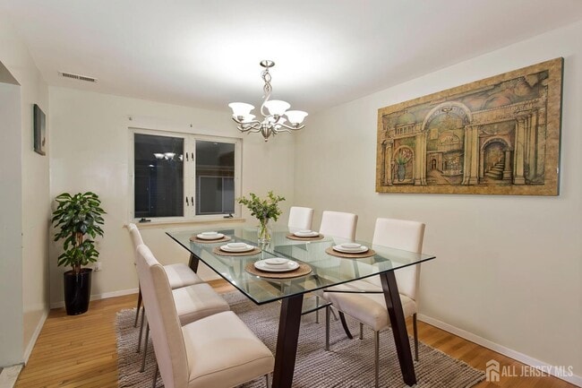 Photo - 410 Johnstone St