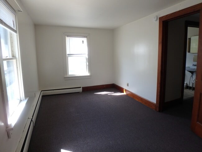 Photo - 119 Montour St N