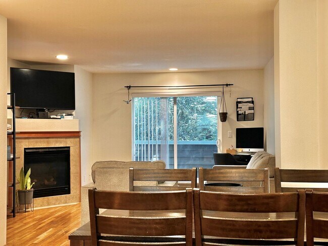 Photo - 306 N 138th St