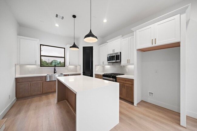 Photo - 2914 Delano St