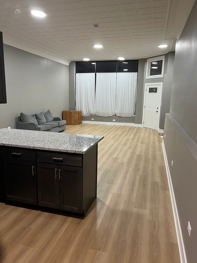 Kitchen/livingroom - 3001 W 41st St Unidad 1F