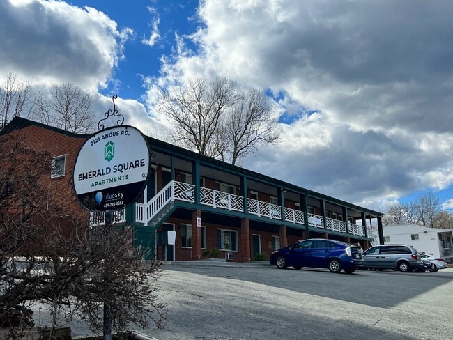 Building Photo - Emerald Square
